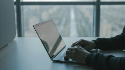 在香港生活三个月是否需要办银行卡？全面指南解读