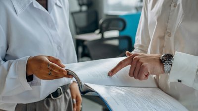 如何高效处理香港公司董事变更资料？看完就明白了！